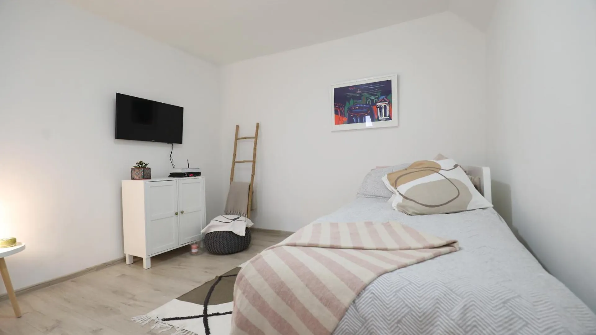 Apartment Mir Pola 0*,